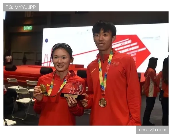 镜头记录：冠军与亚军赛后相互鞠躬致意，并交换了道带